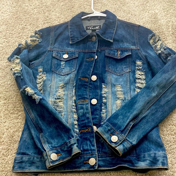 A worn denim jacket medium sized. Quality is still good hardly worn - Picture 1 of 2